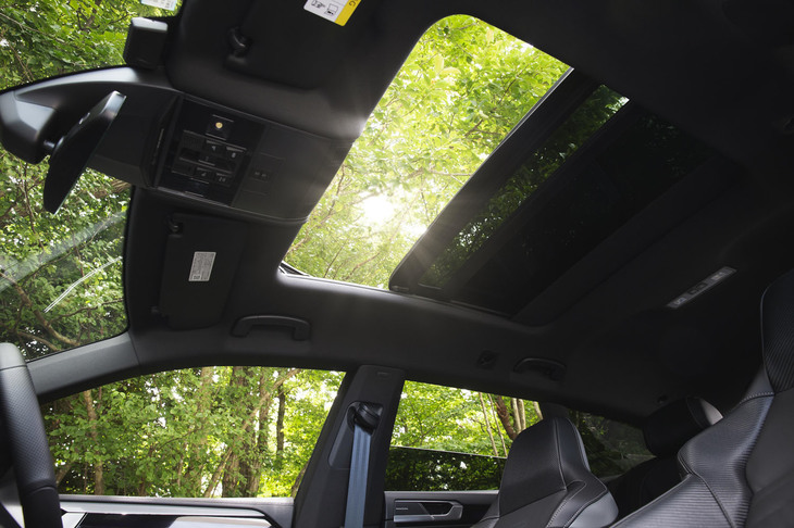 フォルクスワーゲン・アルテオン（電動パノラマスライディングルーフ）