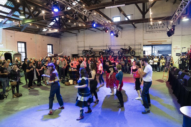 ライブステージには常にバンドが上がり会場を盛り上げる。ロカビリー系のバンドが上がると写真のようにステージ前に女性が集まり、決まったステップを踏んで楽しんでいた。