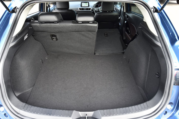 荷室の様子。60：40分割可倒式の後席を倒すことで、積載容量を拡大できる。