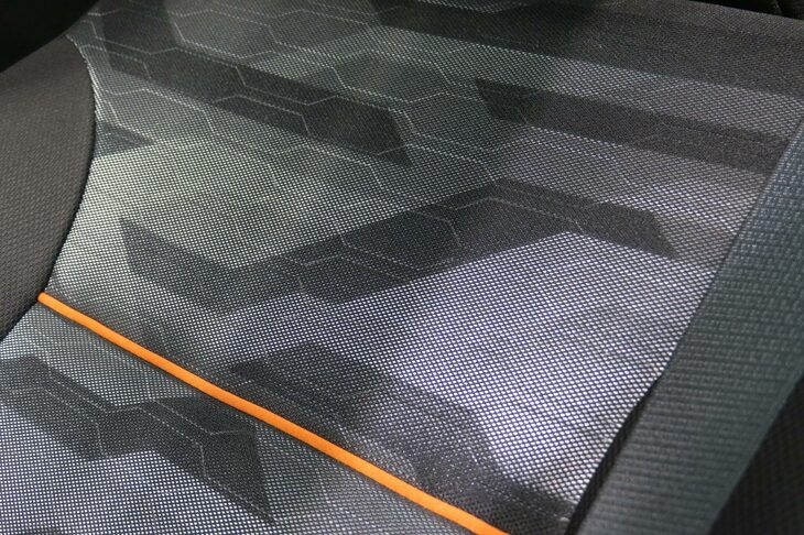 シート表皮には「タフト」と同じくオレンジのアクセントとカムフラージュ柄の表皮が用いられている。