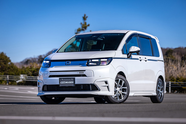 同じく実車が初披露された「無限フリード エアー」。「Sports for Everyone」を開発コンセプトとしたカスタマイズが行われている。メッキ仕上げのフロントグリルで無限ブランドを主張する。