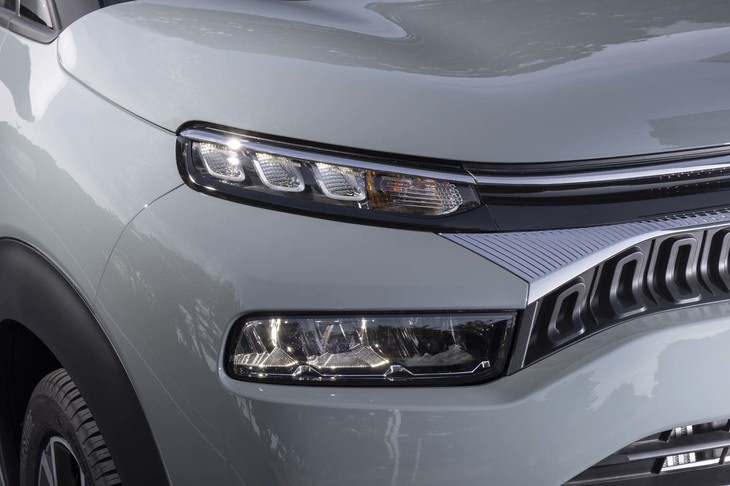 フロントマスク中央の「ダブルシェブロン」から伸びるラインが二手に分かれ、上のデイタイムランニングライトと下のヘッドランプの両方につながるようになった。