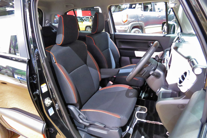 スズキ・クロスビー（フロントシート）