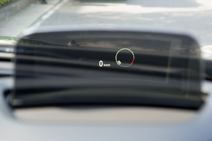 ヘッドアップディスプレイは、セットオプションの「INTERIORパッケージ」に含まれている。写真のように速度計と回転計を表示させたり、ナビの情報を表示させたりできる。