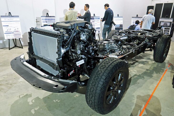 「ランドクルーザー“250”」のベアシャシー。実は同車は、車両骨格に「ランドクルーザー“300”」と同じ「GA-F」プラットフォームを用いている。