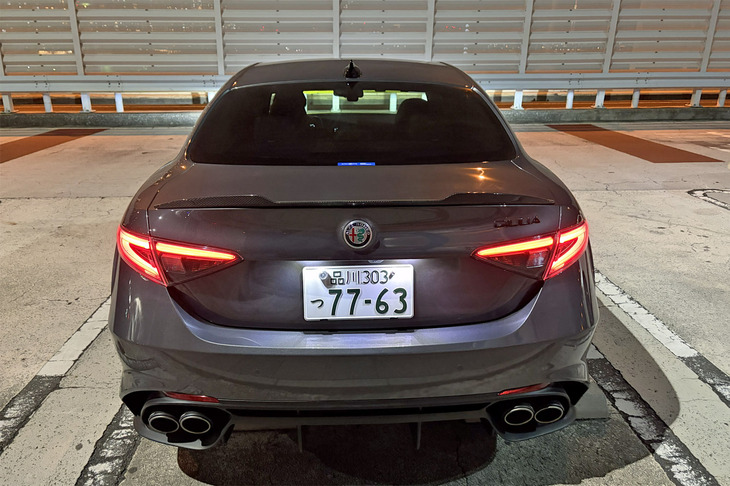 「ヴェズヴィオグレー」の外板色をまとった「ジュリア クアドリフォリオ エストレマ」のリアビュー。外板色は全6色から選択できる。日本への導入は計46台のみ。車両本体価格は1447万円である。