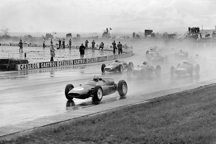 F1と同じルールで行われたBRDCインターナショナルトロフィーの様子（1960年）。当時はF1世界選手権以外にもこうしたレースが頻繁に行われており、クラークも活躍を見せていた。（写真：Newspress）
