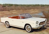 1960年秋のトリノショーでプロトタイプがお披露目され、1962年4月に発売された「スカイラインスポーツ」。内外装ともにほぼハンドメイド、写真のコンバーチブルが195万円、クーペが185万円という高価格で、生産台数は合わせて60台といわれる。