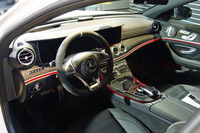 ナッパレザーがぜいたくに使用されたコックピット。ダッシュボードをさらにスポーティーに飾る「AMGカーボンインテリアトリム」は、セットオプションの「AMGカーボンパッケージ」（120万円）に含まれている。