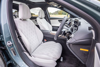 「レザーエクスクルーシブパッケージ」が選択された試乗車のインテリア。写真の内装色は「ネバグレー／ブラック」で、キルティングのナッパレザーシートが装備される。前席にはヒーターとベンチレーター機能が組み込まれている。