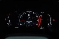 液晶式メーターは“Fスポーツ”専用デザイン。タコメーターのレッドゾーンは6300rpmから。