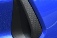 フロントバンパーガーニッシュの表面には、空力性能を高めるための加工が施されている。