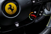 ステアリングホイールに備わる、ドライブモードセレクター「マネッティーノ」のコントローラー。「WET」「SPORT」「RACE」「CT OFF」の4種類の走行モードが用意される。