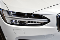 新世代ボルボに共通の「トールハンマー」をモチーフにしたLEDヘッドライトが採用される。