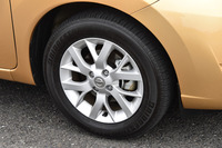 「ノートe-POWER メダリスト」の15インチアルミホイール。タイヤは「ブリヂストンB250」が組み合わされていた。