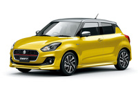 「スズキ・スイフト ハイブリッドRS」（全方位モニター用カメラパッケージ装着車）。外装色は新設定された「ラッシュイエローメタリック シルバー2トーンルーフ」。