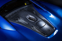 パワーユニットはバンク角120°の3リッターV6ツインターボガソリンエンジンと、8段DCT、電動モーターの組み合わせ。各コンポーネントにおいて、既存のモデルより軽量化や小型化、高効率化が図られている。