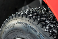 ミシュラン製のスタッドタイヤ。タイヤ1本あたりのスタッドの数、長さ、突出量などが、厳密に定められている。