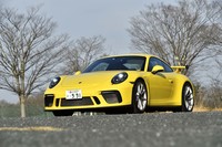 最新型の「911 GT3」は、2017年のジュネーブモーターショーでデビュー。水平対向6気筒エンジンの排気量が3.8リッターから4リッターに拡大されるなど、従来モデルから大幅な改良を受けている。