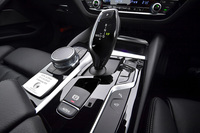 トランスミッションは、ZF社との共同開発で生まれた、アルピナ・スウィッチ・トロニック付き8段ATが組み合わされる。