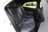 リアシート表皮もフロントシートと同じく、ポリエステルを使用したスエード調の人工皮革「ブランノーブ」で仕立てられている。