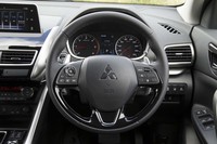 ステアリングホイールの奥には、変速用のシフトパドルが備わる。パドルは供回りしないコラム固定式。