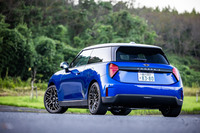 「MINIクーパー3ドアSE」のボディーサイズは全長×全幅×全高＝3860×1755×1460mm、ホイールベースは2525mm。ICE車よりも全長が15mm短く、全幅が10mm広く、全高が5mm高い設定になっている。