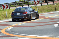 リアアクスルには「アクティブMディファレンシャル」が備わる。電子制御式多板クラッチの作用により、左右後輪間のロッキングファクターを0％から100％まで自在に調整する。