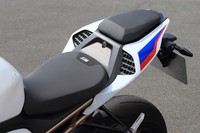 シートの高さは824mm。「Mパッケージ」仕様車の座面には、“M”の刺しゅうが施されている。