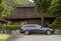 伸びやかなスタイリングが特徴とされる、ジャガーのワゴン「XFスポーツブレイク」。大幅な仕様変更が施された2021年モデルは、国内では2021年5月に注文受け付けが始まった。