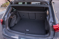 後席を使用する通常時の荷室容量は615リッター。後席の背もたれを前方に倒すと荷室容量を最大1655リッターに拡大できる。床面の高さは2段階の調整式で、写真は上部にセットした様子。荷室内には後席の背もたれをワンアクションで前方に倒せるレバーが備わっている。