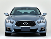 2013年11月、13代目「日産スカイライン」（写真）は、海外で展開するインフィニティブランドのエンブレムを装着してデビュー。国内のファンの間で物議を醸した。日産のエンブレムは5年半後、2019年7月のマイナーチェンジを機に復活。