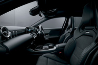 アクセントステッチ入り専用ツートンカラーを用いたレザー／DINAMICAのAMGパフォーマンスシートが装備される 「AMG A35 4MATICエディション1」。
