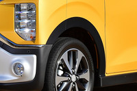 ホイールアーチに備わるモールディングは実は“貼り物”。こうした割り切りも、インパクトのあるフロントマスクの実現に一役買っている。