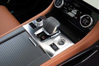 シフトセレクターは従来のダイヤル式からコンパクトなレバー式に変更。代わりにドライブモードセレクターがダイヤル式となった。