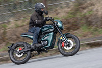 「VMS6」のプロジェクトがスタートしたのは2019年ごろ。2020年末にバイクが形となり、コロナ禍を経てようやくリリースを迎えた。生産を担うのは中国・重慶の威利科技実業有限公司だ。