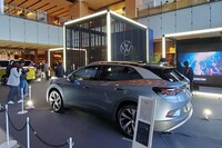 別の角度から見た会場。SUVタイプのEV「フォルクスワーゲンID.4」が展示される。