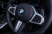 「M340i xDrive」には、ステアリングから手を放しての走行が可能となる「ハンズオフ機能付き渋滞運転支援機能」が搭載されている。