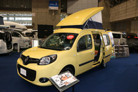 「ルノー・カングー」にポップアップルーフを架装した、ホワイトハウスの「カングー ポップ マルチソファーベッド」。