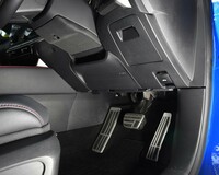 アルミペダルは“Fスポーツ”専用。ステアリングコラムの下にあるファブリックの部分が輻射ヒーター。