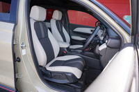 シートにはプライムスムースとファブリックのコンビ表皮を採用。センターにはストライプがレイアウトされる。