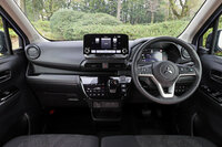 コスト的に自動車所有が難しくなっているといわれる今、持たずに乗れるカーシェアの利用は急速に拡大しつつある。写真は「三菱eKクロスEV」のインテリア。