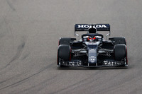 アルファタウリ勢は2台そろって予選Q2落ち。なかでもQ3の常連だったピエール・ガスリーは、全車走行のQ1で6位に入ったものの、徐々にコンディションが改善していたQ2では1セットのタイヤを使い切ってしまいタイムアップならず12位。角田裕毅（写真）は13位だった。バルテリ・ボッタスの降格ペナルティーで1つずつ繰り上がったレースでも苦しい戦いは続き、ガスリー13位、スタート後に最後尾に落ちた角田は17位と両者とも振るわず。チームは2戦連続でノーポイントに終わった。（Photo=Getty Images / Red Bull Content Pool）