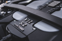 最高出力は725ps、最大トルクは900Nmで、最高速度は340km//hに達するという。