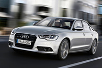 エッジの効いたプレスラインが目を引く4代目「A6」。ショルダー部を通るラインを見ると、小さな下向きの面でボディーパネルを一段奥まらせるという、複雑な断面形状をしていた。