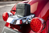 2025年モデルではBOSCH製リアレーダーを新たに採用。自車後方を警戒するテールゲートワーニングや、後側方を警戒するブラインドスポットワーニング、後方から急接近する車両にランプの点滅で警告を発するリアコリジョンワーニングなどの機能が実装された。