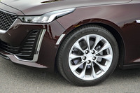 「プラチナム」のタイヤサイズは前後同径で245/45R18と、「スポーツ」より内径が小さく、偏平率が高い。