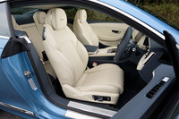 レザーシートには3Dハーモニーダイヤモンドキルティングを採用。ヘッドレストには「Azure」の刺しゅうが施される。