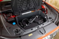 ラゲッジボックスを開いた状態。充電ケーブルを除けば、やや底の浅い収納スペースとして活用できる。