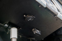 ダッシュボードの下をのぞくと、12Vの電源ソケットが設けられていた。